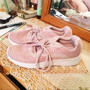 Memory foam tennis shoes